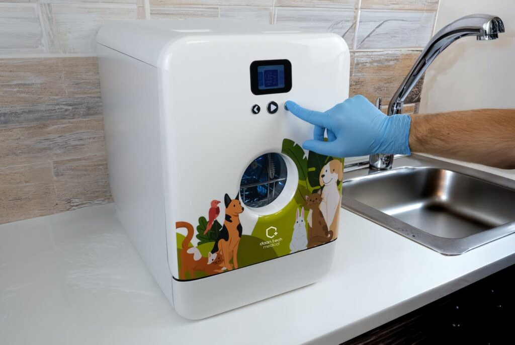 Thermolaveur vétérinaire vue fermé avec main Daan Tech Medical